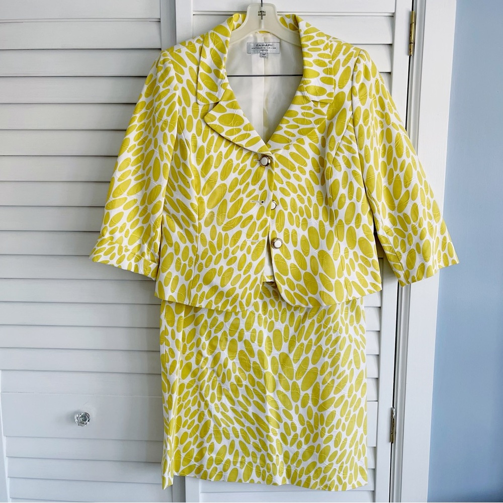 Womens 2 Piece Suit (Blazer & Pencil Skirt) Size 12 Petite